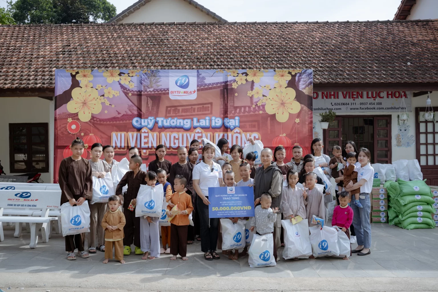 Hai chú gà chọi đang thi đấu, thể hiện sự kịch tính của đá gà trực tiếp tại 789wim