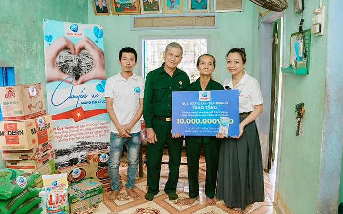 Hình ảnh một trận đá gà kịch tính với hai chiến kê dũng mãnh, thể hiện sự hấp dẫn của cá cược đá gà tại 789wim