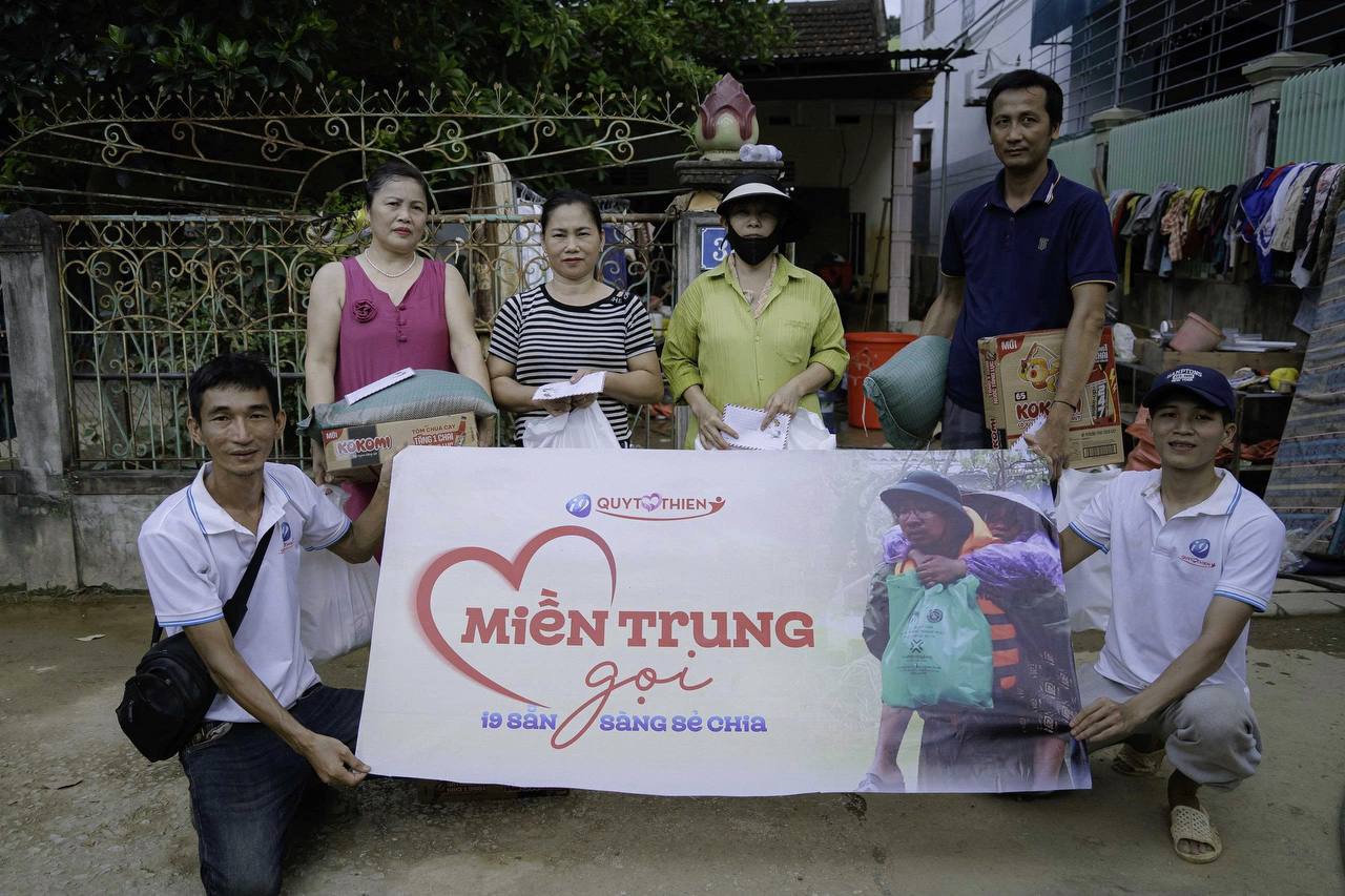 Hình ảnh nhân viên hỗ trợ khách hàng 24/7 của 789wim đang tư vấn